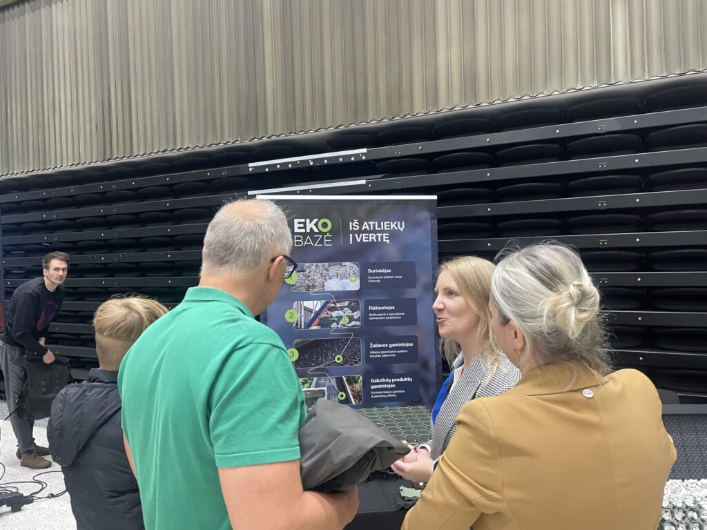 Ekobazė kolegė pasakoja suaugusiems apie plastikinius gaminius pagamintus iš perdirbto plastiko.. Jaunimo tvarumo festivalis 2926 Litexpo