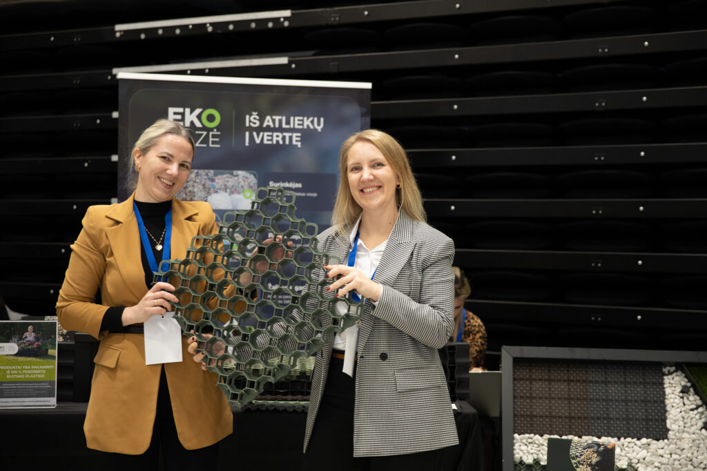 Ekobazė kolegos laiko rankose plastikines trinkeles pagamintas i6 perdirbto plastiko. Jaunimo tvarumo festivalis 2026 Litexpo